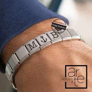 Pulseira com iniciais e símbolos
