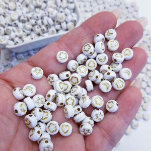 Miçanga Entremeio Figuras 7mm branco no dourado
