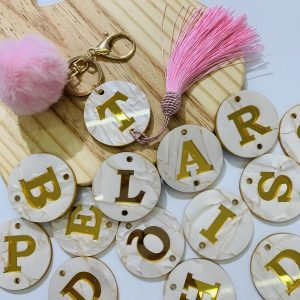 Chaveiro acrilico com letra dourado perolado