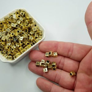 Miçanga Letras Alfabeto Dadinho Dourada 6x6mm- 50 gramas